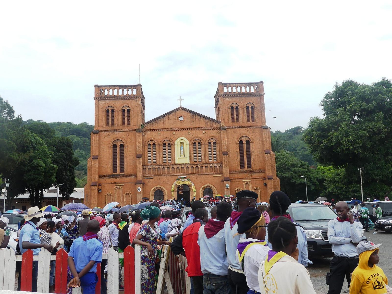 Façade de la cathédrale Notre-Dame de Bangui et foule sur le parvis