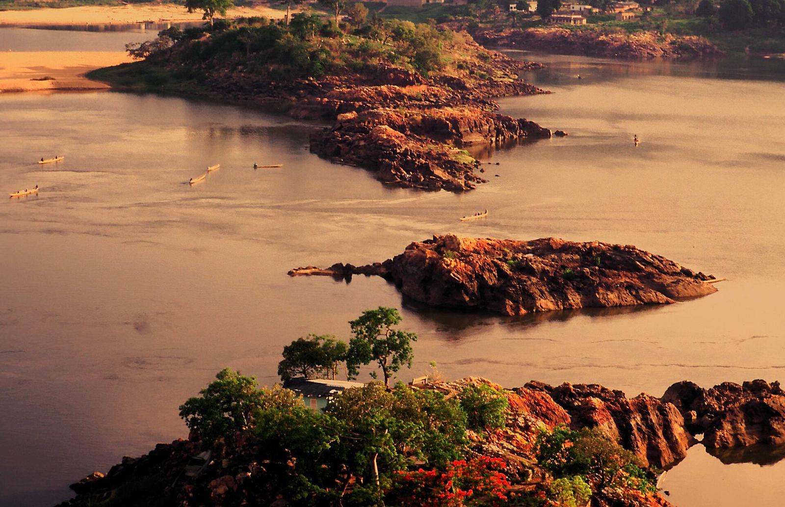 Traversée du fleuve Oubangui à Bangui