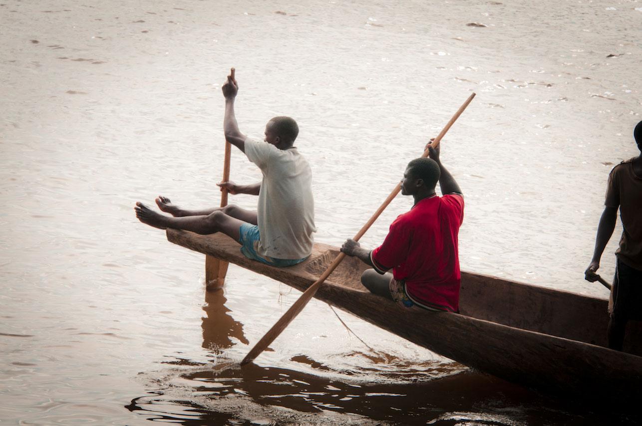 Habitants en pirogue sur le fleuve Oubangui